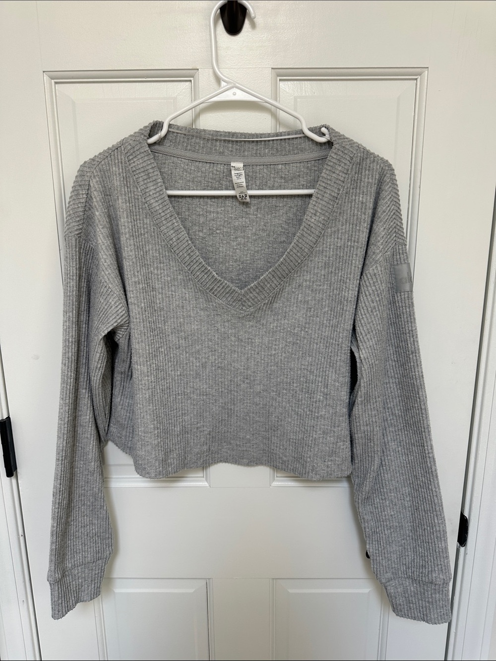 ALO Yoga Grey Ribbed V-Neck Cropped Sweatshirt